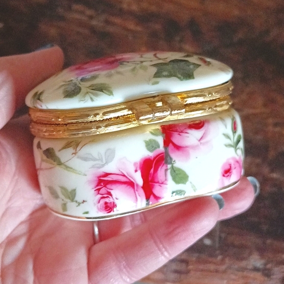 Heart trinket box w rose pattern - Picture 5 of 7